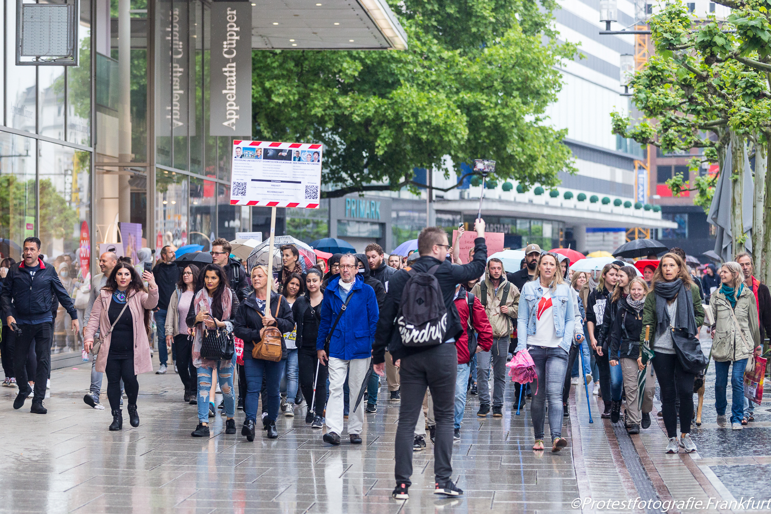 Verschwörungsideologischer "Spaziergang" durch die Frankfurter Innenstadt am 9. Mai 2020