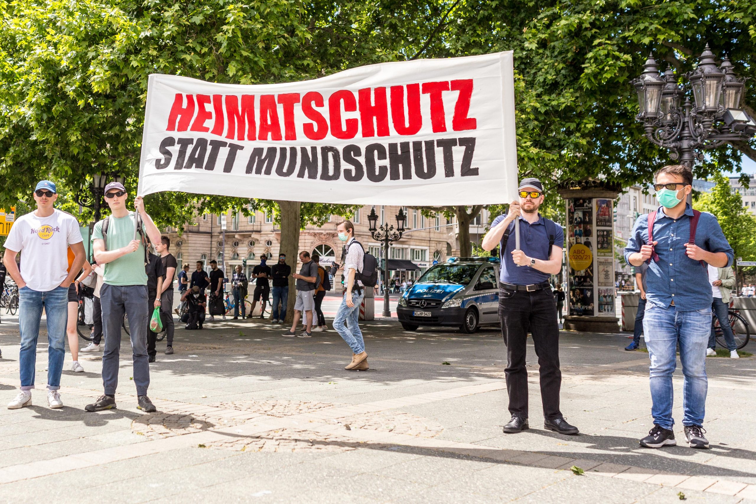 Transparent "Heimatschutz statt Mundschutz" am 30.05.2020 vor der Alten Oper