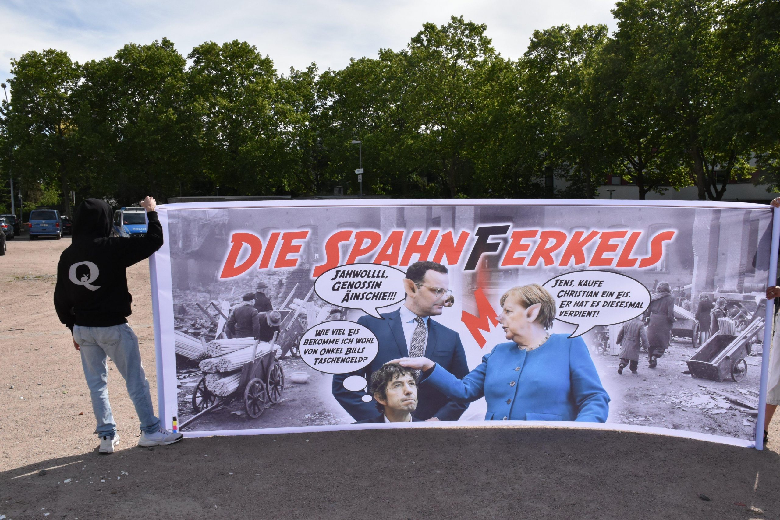 Aufwendiges Transparent von QAnon-Anhänger*innen bei "Querdenken615" in Darmstadt