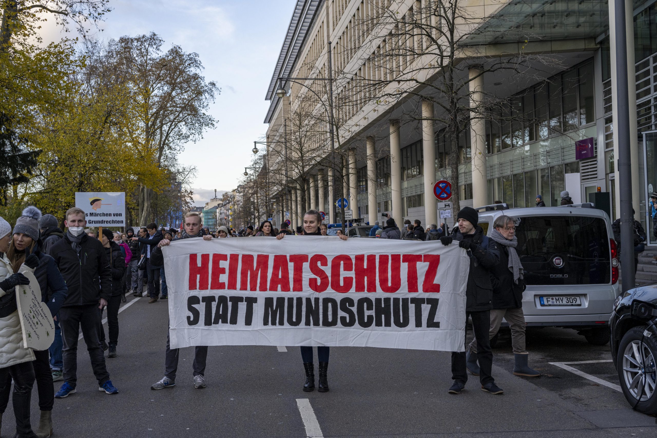 Banner "Heimatschutz statt Mundschutz" am 27. November 2021 in Frankfurt