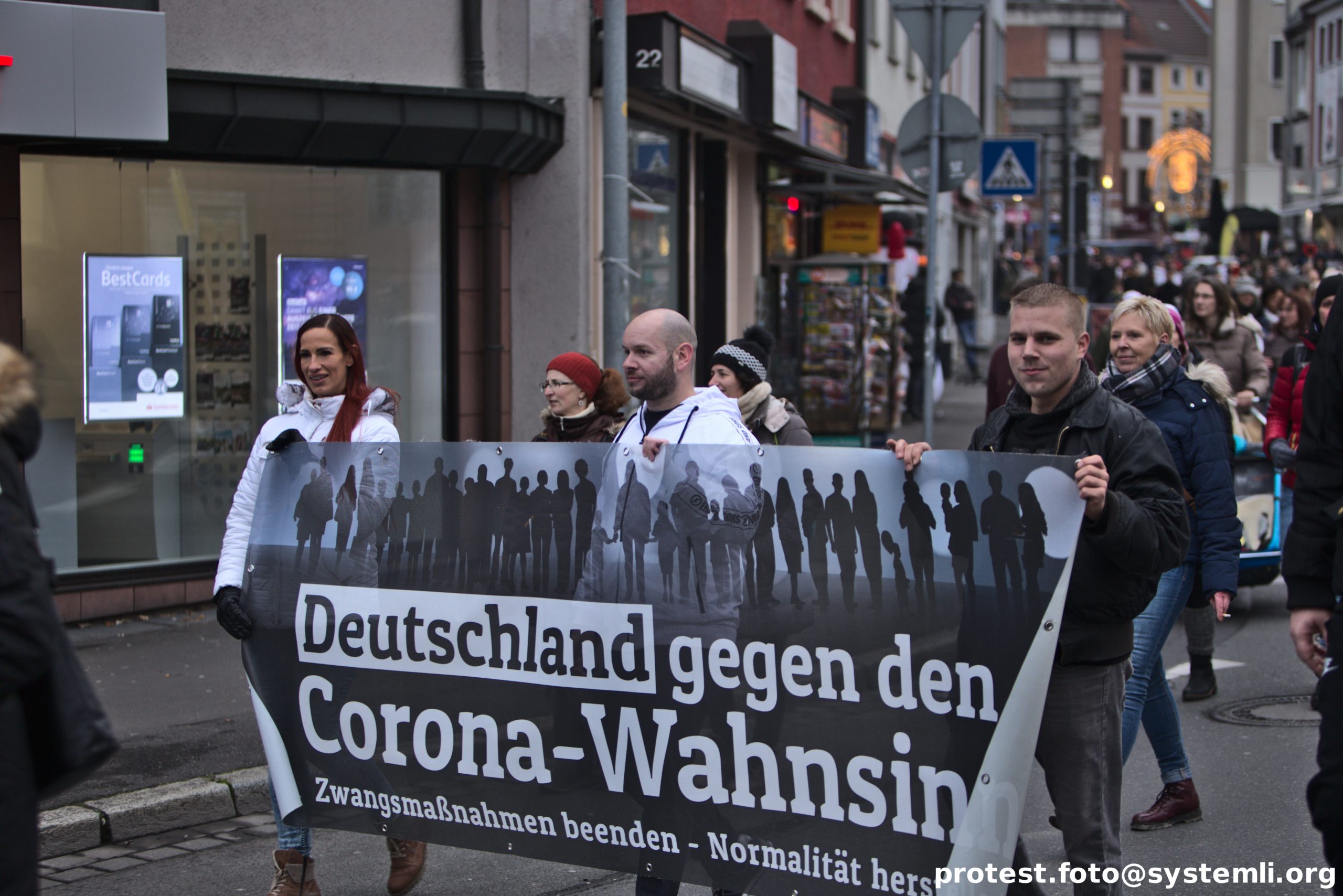 NPD-Mitglieder auf einer Demonstration der Corona-Rechten am 11. Dezember 2021 in Aschaffenburg